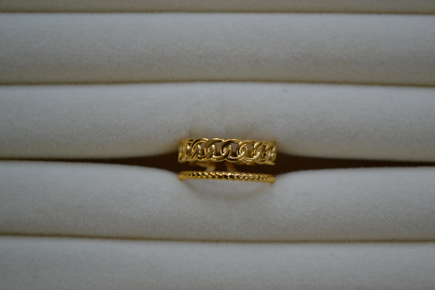 Gouden ring met een dubbele band in een ring kussen.